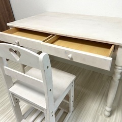 机と椅子 セットの画像
