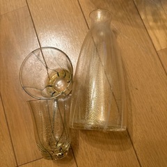 ガラスの徳利とお猪口の画像
