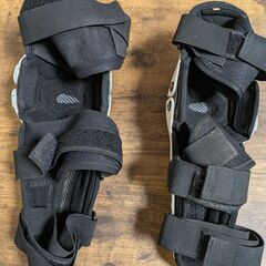 オフロード ニーガード  LEATT DUAL AXIS S/Mサイズ の画像