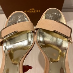 美品　COACH ピンクベージュ サンダル 35サイズの画像