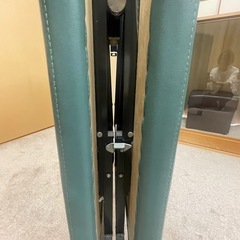 折り畳み式マッサージ台、エステ施術ベッドの画像