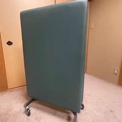 折り畳み式マッサージ台、エステ施術ベッドの画像