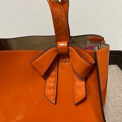 オレンジ エナメル トートバッグの画像