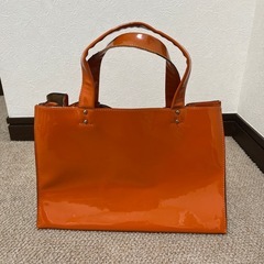 オレンジ エナメル トートバッグの画像