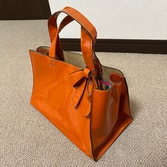 オレンジ エナメル トートバッグの画像