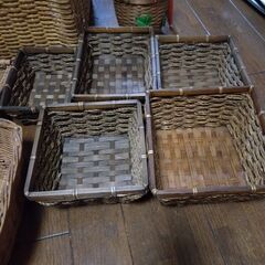 大小様々なカゴいっぱい  まとめてどうぞの画像