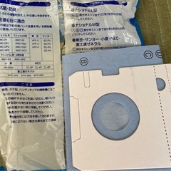 掃除機用紙パックと隙間用ノズルの画像