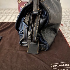 COACH ブラック ハンドバッグ パッチ付きの画像