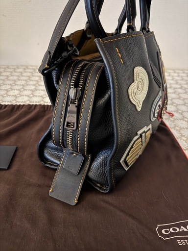 COACH ブラック ハンドバッグ パッチ付き