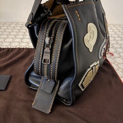 COACH ブラック ハンドバッグ パッチ付きの画像