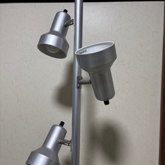 ニトリ  フロアスタンド60W型E26電球型蛍光灯3灯付の画像