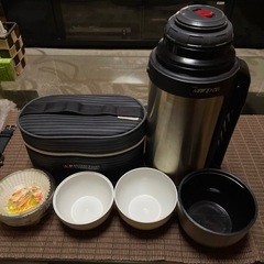 弁当箱とすいと水筒の画像