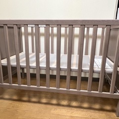 IKEA SUNDVIKベビーベッド　グレーブラウンの画像