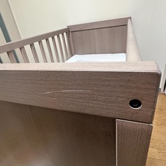 IKEA SUNDVIKベビーベッド　グレーブラウンの画像