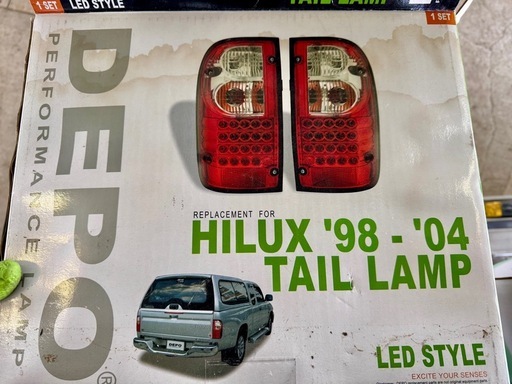 トヨタハイラックス　USテールライト DEPO