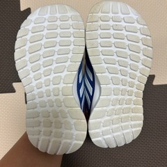 (取引中)adidas 子供スニーカー(16cm)の画像