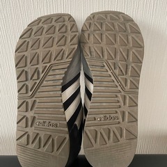 adidas スニーカーの画像