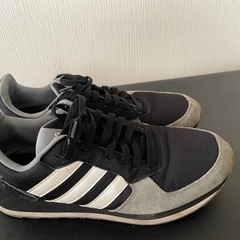 adidas スニーカーの画像