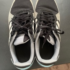 adidas スニーカーの画像