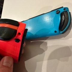 ニンテンドーSwitchのジョイコンセットと保護ケースの画像