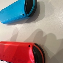 ニンテンドーSwitchのジョイコンセットと保護ケースの画像