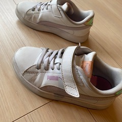 PUMA 18cm白スニーカーの画像