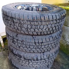 アルミホイル付きスタッドレスタイヤの画像