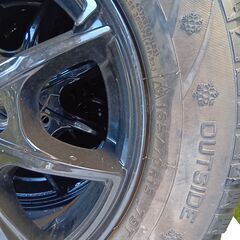 アルミホイル付きスタッドレスタイヤの画像