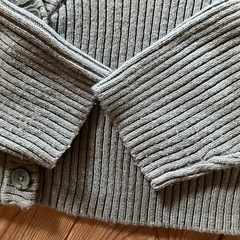 ⭕️カーキの丈短いカーディガンの画像