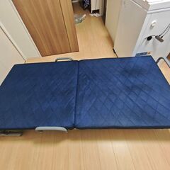 折りたたみベッドの画像