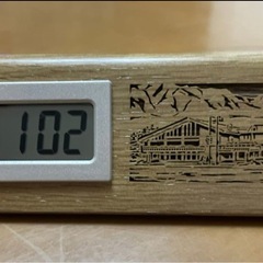 小型置き木製時計（液晶デジタル）の画像