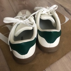 グリーン　ベージュ　スニーカー　ライン　シンプル　可愛い　お洒落の画像