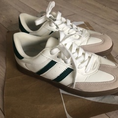グリーン　ベージュ　スニーカー　ライン　シンプル　可愛い　お洒落の画像