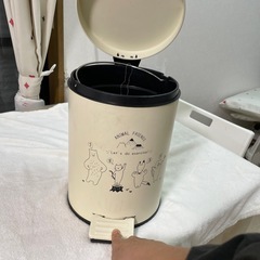 足踏み式　ゴミ箱
の画像