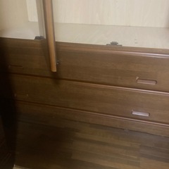 3枚扉のタンスの画像