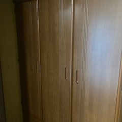 3枚扉のタンスの画像