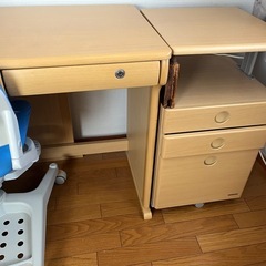 差し上げます！　子供用学習机青の画像