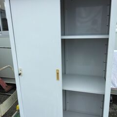 □ 物置 鍵付き 高さ150.3㎝ 幅90㎝ メーカー不明 仕切り板あり 付着物 錆びキズ 汚れ色剥がれありの画像