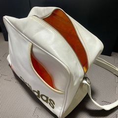 adidasレザーショルダーバックの画像