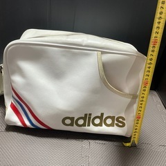 adidasレザーショルダーバックの画像