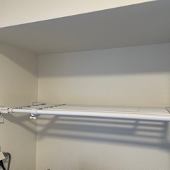 伸縮可能突っ張り棚の画像