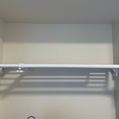 伸縮可能突っ張り棚の画像