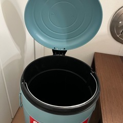 ペダル式ゴミ箱　シュプリームステッカー有り
の画像