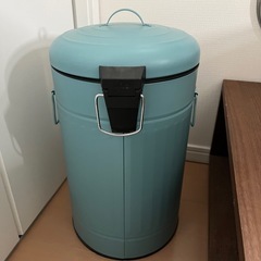 ペダル式ゴミ箱　シュプリームステッカー有り
の画像