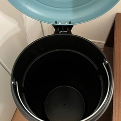ペダル式ゴミ箱　シュプリームステッカー有り
の画像