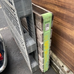 パレット　プラスチックと木製の画像