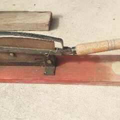 【藁切り機、押し切り、押し鎌、古民具】刃渡り約30cmと35cm (台木 約65cm✕10cmと12cm)◑1台の価格▶手前2000円▶奥1000円の画像