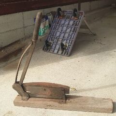 【藁切り機、押し切り、押し鎌、古民具】刃渡り約30cmと35cm (台木 約65cm✕10cmと12cm)◑1台の価格▶手前2000円▶奥1000円の画像
