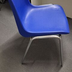 椅子　プラスチック製　青　の画像
