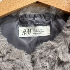 H&Mフェイクファーベストの画像